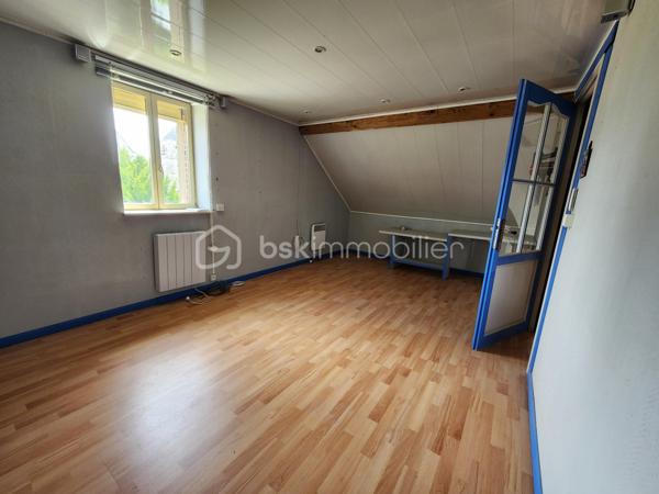 ✨ Découvrez cette maison de village pleine de charme, entièrement rénovée 🏡, offrant 125 m² habitables.                                 Au rez-de-chaussée, vous serez accueilli par une entrée ✨, une cuisine moderne aménagée 🍽️, une salle à manger conviviale avec poêle à granulés 🔥, et un salon chaleureux avec cheminée 🛋️.                                                                                                        Un couloir dessert une salle d'eau 🚿, ainsi qu'une chaufferie avec chaudière à fioul.                                                                                 À l'étage: Trois chambres lumineuses  d'environ (16, 9 et 17 m²) 🛏️, chacune dont une avec dressing 👗, une salle d'eau et un WC. Au deuxième étage: Une chambre d'environ 14 m², un bureau 📚, et un grenier aménageable d'environ 30 m².                                              À l'extérieur: Une grange d'environ 45 m² avec atelier 🛠️, une cave, et un jardin arboré d'environ 448 m² 🌳.                              Tout à l'égout, VMC, double vitrage , fibre .                                                                                                                                                       Une opportunité rare à ne pas manquer !
