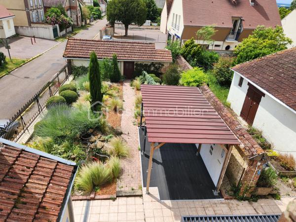 ✨ Découvrez cette maison de village pleine de charme, entièrement rénovée 🏡, offrant 125 m² habitables.                                 Au rez-de-chaussée, vous serez accueilli par une entrée ✨, une cuisine moderne aménagée 🍽️, une salle à manger conviviale avec poêle à granulés 🔥, et un salon chaleureux avec cheminée 🛋️.                                                                                                        Un couloir dessert une salle d'eau 🚿, ainsi qu'une chaufferie avec chaudière à fioul.                                                                                 À l'étage: Trois chambres lumineuses  d'environ (16, 9 et 17 m²) 🛏️, chacune dont une avec dressing 👗, une salle d'eau et un WC. Au deuxième étage: Une chambre d'environ 14 m², un bureau 📚, et un grenier aménageable d'environ 30 m².                                              À l'extérieur: Une grange d'environ 45 m² avec atelier 🛠️, une cave, et un jardin arboré d'environ 448 m² 🌳.                              Tout à l'égout, VMC, double vitrage , fibre .                                                                                                                                                       Une opportunité rare à ne pas manquer !