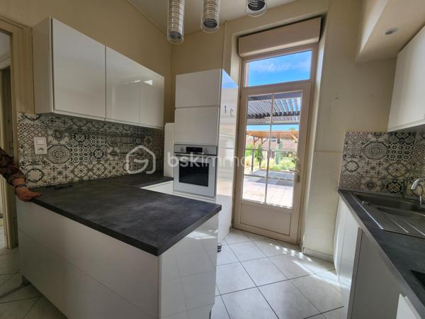 ✨ Découvrez cette maison de village pleine de charme, entièrement rénovée 🏡, offrant 125 m² habitables.                                 Au rez-de-chaussée, vous serez accueilli par une entrée ✨, une cuisine moderne aménagée 🍽️, une salle à manger conviviale avec poêle à granulés 🔥, et un salon chaleureux avec cheminée 🛋️.                                                                                                        Un couloir dessert une salle d'eau 🚿, ainsi qu'une chaufferie avec chaudière à fioul.                                                                                 À l'étage: Trois chambres lumineuses  d'environ (16, 9 et 17 m²) 🛏️, chacune dont une avec dressing 👗, une salle d'eau et un WC. Au deuxième étage: Une chambre d'environ 14 m², un bureau 📚, et un grenier aménageable d'environ 30 m².                                              À l'extérieur: Une grange d'environ 45 m² avec atelier 🛠️, une cave, et un jardin arboré d'environ 448 m² 🌳.                              Tout à l'égout, VMC, double vitrage , fibre .                                                                                                                                                       Une opportunité rare à ne pas manquer !
