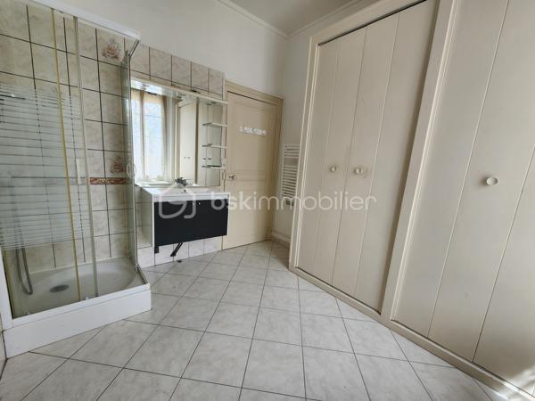 ✨ Découvrez cette maison de village pleine de charme, entièrement rénovée 🏡, offrant 125 m² habitables.                                 Au rez-de-chaussée, vous serez accueilli par une entrée ✨, une cuisine moderne aménagée 🍽️, une salle à manger conviviale avec poêle à granulés 🔥, et un salon chaleureux avec cheminée 🛋️.                                                                                                        Un couloir dessert une salle d'eau 🚿, ainsi qu'une chaufferie avec chaudière à fioul.                                                                                 À l'étage: Trois chambres lumineuses  d'environ (16, 9 et 17 m²) 🛏️, chacune dont une avec dressing 👗, une salle d'eau et un WC. Au deuxième étage: Une chambre d'environ 14 m², un bureau 📚, et un grenier aménageable d'environ 30 m².                                              À l'extérieur: Une grange d'environ 45 m² avec atelier 🛠️, une cave, et un jardin arboré d'environ 448 m² 🌳.                              Tout à l'égout, VMC, double vitrage , fibre .                                                                                                                                                       Une opportunité rare à ne pas manquer !