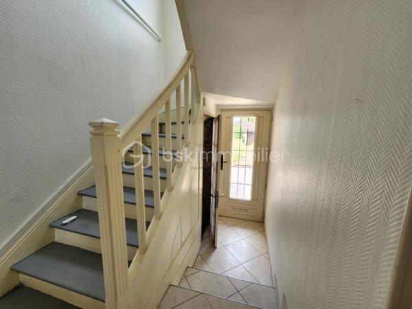 ✨ Découvrez cette maison de village pleine de charme, entièrement rénovée 🏡, offrant 125 m² habitables.                                 Au rez-de-chaussée, vous serez accueilli par une entrée ✨, une cuisine moderne aménagée 🍽️, une salle à manger conviviale avec poêle à granulés 🔥, et un salon chaleureux avec cheminée 🛋️.                                                                                                        Un couloir dessert une salle d'eau 🚿, ainsi qu'une chaufferie avec chaudière à fioul.                                                                                 À l'étage: Trois chambres lumineuses  d'environ (16, 9 et 17 m²) 🛏️, chacune dont une avec dressing 👗, une salle d'eau et un WC. Au deuxième étage: Une chambre d'environ 14 m², un bureau 📚, et un grenier aménageable d'environ 30 m².                                              À l'extérieur: Une grange d'environ 45 m² avec atelier 🛠️, une cave, et un jardin arboré d'environ 448 m² 🌳.                              Tout à l'égout, VMC, double vitrage , fibre .                                                                                                                                                       Une opportunité rare à ne pas manquer !
