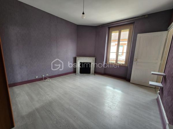 ✨ Découvrez cette maison de village pleine de charme, entièrement rénovée 🏡, offrant 125 m² habitables.                                 Au rez-de-chaussée, vous serez accueilli par une entrée ✨, une cuisine moderne aménagée 🍽️, une salle à manger conviviale avec poêle à granulés 🔥, et un salon chaleureux avec cheminée 🛋️.                                                                                                        Un couloir dessert une salle d'eau 🚿, ainsi qu'une chaufferie avec chaudière à fioul.                                                                                 À l'étage: Trois chambres lumineuses  d'environ (16, 9 et 17 m²) 🛏️, chacune dont une avec dressing 👗, une salle d'eau et un WC. Au deuxième étage: Une chambre d'environ 14 m², un bureau 📚, et un grenier aménageable d'environ 30 m².                                              À l'extérieur: Une grange d'environ 45 m² avec atelier 🛠️, une cave, et un jardin arboré d'environ 448 m² 🌳.                              Tout à l'égout, VMC, double vitrage , fibre .                                                                                                                                                       Une opportunité rare à ne pas manquer !