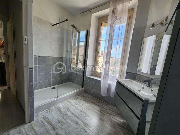 ✨ Découvrez cette maison de village pleine de charme, entièrement rénovée 🏡, offrant 125 m² habitables.                                 Au rez-de-chaussée, vous serez accueilli par une entrée ✨, une cuisine moderne aménagée 🍽️, une salle à manger conviviale avec poêle à granulés 🔥, et un salon chaleureux avec cheminée 🛋️.                                                                                                        Un couloir dessert une salle d'eau 🚿, ainsi qu'une chaufferie avec chaudière à fioul.                                                                                 À l'étage: Trois chambres lumineuses  d'environ (16, 9 et 17 m²) 🛏️, chacune dont une avec dressing 👗, une salle d'eau et un WC. Au deuxième étage: Une chambre d'environ 14 m², un bureau 📚, et un grenier aménageable d'environ 30 m².                                              À l'extérieur: Une grange d'environ 45 m² avec atelier 🛠️, une cave, et un jardin arboré d'environ 448 m² 🌳.                              Tout à l'égout, VMC, double vitrage , fibre .                                                                                                                                                       Une opportunité rare à ne pas manquer !