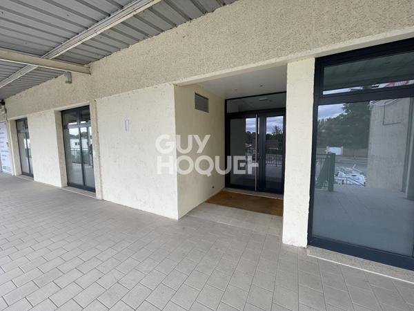 Vous cherchez un local commercial ? Local 200m2 à Saussay - Axe Passant
