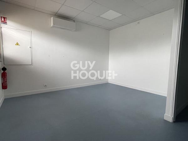 Vous cherchez un local commercial ? Local 200m2 à Saussay - Axe Passant