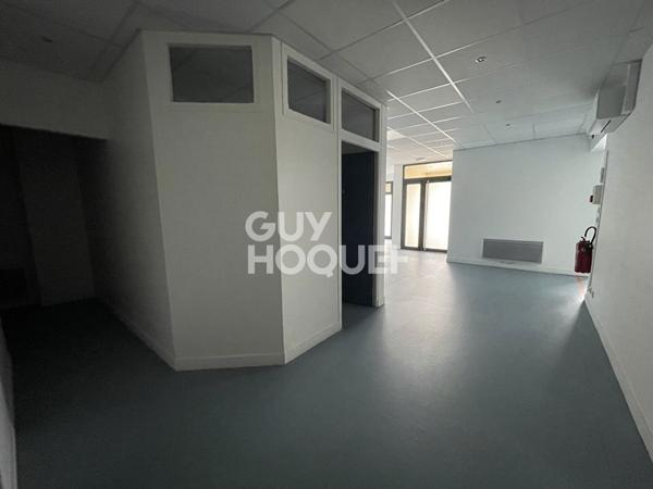 Vous cherchez un local commercial ? Local 200m2 à Saussay - Axe Passant