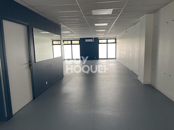 Vous cherchez un local commercial ? Local 200m2 à Saussay - Axe Passant
