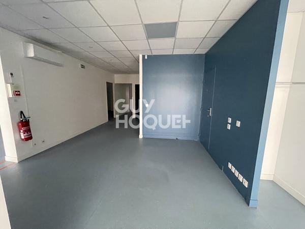 Vous cherchez un local commercial ? Local 200m2 à Saussay - Axe Passant