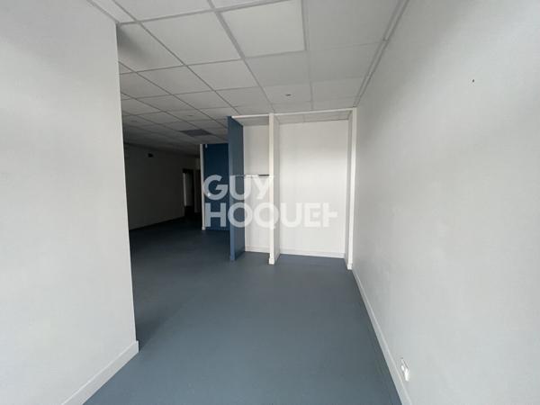 Vous cherchez un local commercial ? Local 200m2 à Saussay - Axe Passant