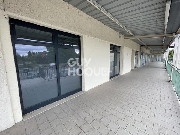Vous cherchez un local commercial ? Local 200m2 à Saussay - Axe Passant