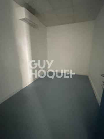 Vous cherchez un local commercial ? Local 200m2 à Saussay - Axe Passant