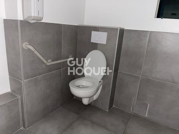 Vous cherchez un local commercial ? Local 200m2 à Saussay - Axe Passant