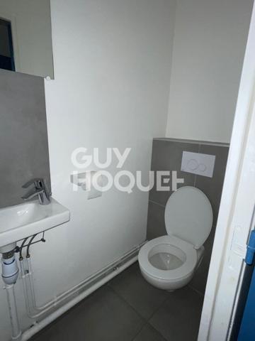 Vous cherchez un local commercial ? Local 200m2 à Saussay - Axe Passant