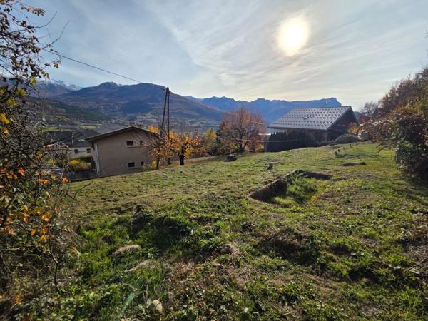 Maison à vendre maison de 5 chambres EMBRUN (05) avec grand terrain de 2000 M2,poossibilité d'y faire 2 appartements et de détacher une partie du terrain pour construction