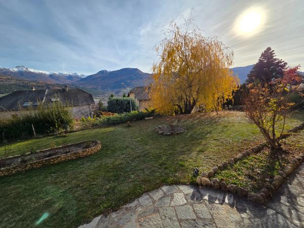 Maison à vendre maison de 5 chambres EMBRUN (05) avec grand terrain de 2000 M2,poossibilité d'y faire 2 appartements et de détacher une partie du terrain pour construction