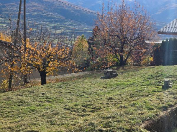 Maison à vendre maison de 5 chambres EMBRUN (05) avec grand terrain de 2000 M2,poossibilité d'y faire 2 appartements et de détacher une partie du terrain pour construction