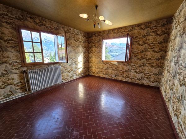 Maison à vendre maison de 5 chambres EMBRUN (05) avec grand terrain de 2000 M2,poossibilité d'y faire 2 appartements et de détacher une partie du terrain pour construction