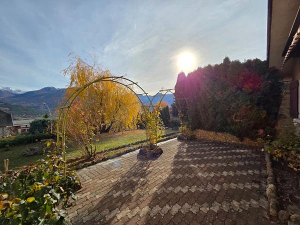 Maison à vendre maison de 5 chambres EMBRUN (05) avec grand terrain de 2000 M2,poossibilité d'y faire 2 appartements et de détacher une partie du terrain pour construction