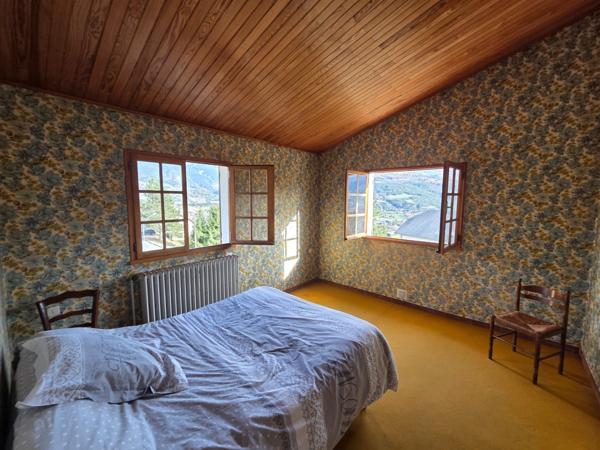 Maison à vendre maison de 5 chambres EMBRUN (05) avec grand terrain de 2000 M2,poossibilité d'y faire 2 appartements et de détacher une partie du terrain pour construction