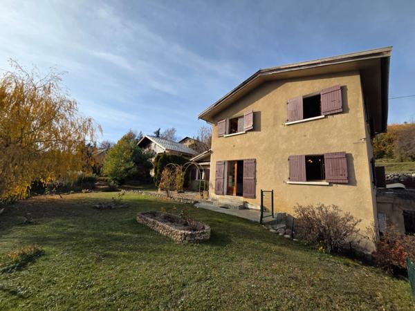 Maison à vendre maison de 5 chambres EMBRUN (05) avec grand terrain de 2000 M2,poossibilité d'y faire 2 appartements et de détacher une partie du terrain pour construction