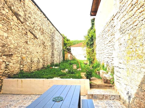 Maison en pierre au coeur du village