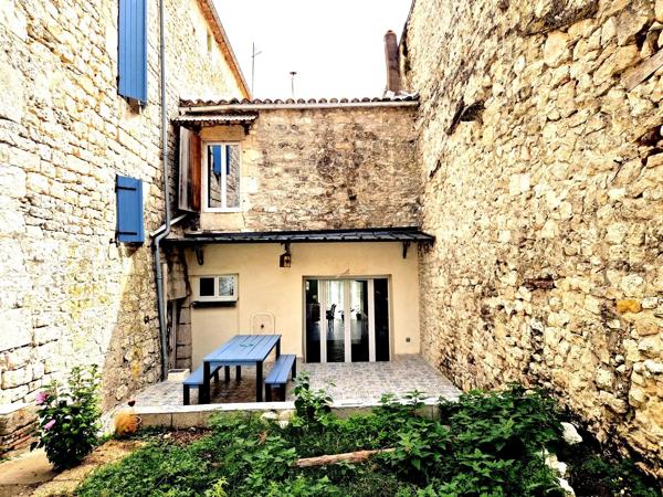 Maison en pierre au coeur du village