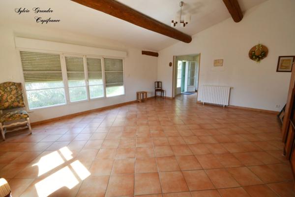 Dpt Bouches du Rhône (13), à vendre CORNILLON CONFOUX maison P15 de 455 m² dont studio 122m² - Terrain de 1 282 m²