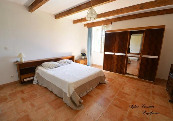 Dpt Bouches du Rhône (13), à vendre CORNILLON CONFOUX maison P15 de 455 m² dont studio 122m² - Terrain de 1 282 m²