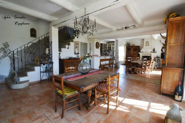 Dpt Bouches du Rhône (13), à vendre CORNILLON CONFOUX maison P15 de 455 m² dont studio 122m² - Terrain de 1 282 m²