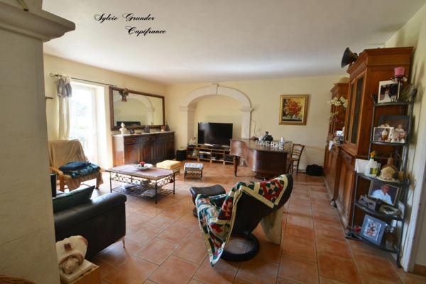 Dpt Bouches du Rhône (13), à vendre CORNILLON CONFOUX maison P15 de 455 m² dont studio 122m² - Terrain de 1 282 m²