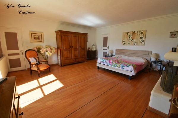 Dpt Bouches du Rhône (13), à vendre CORNILLON CONFOUX maison P15 de 455 m² dont studio 122m² - Terrain de 1 282 m²