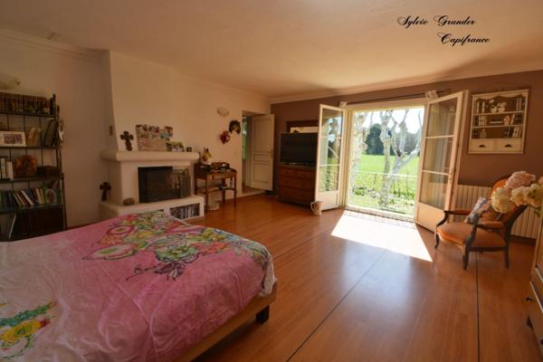 Dpt Bouches du Rhône (13), à vendre CORNILLON CONFOUX maison P15 de 455 m² dont studio 122m² - Terrain de 1 282 m²