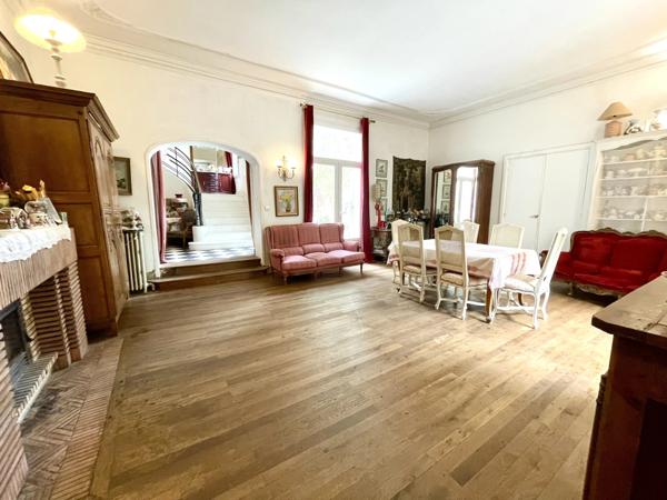 Une demeure prestigieuse offrant intimité et tranquillité derrière des portails privées