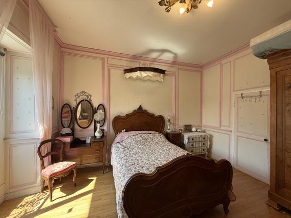 Une demeure prestigieuse offrant intimité et tranquillité derrière des portails privées