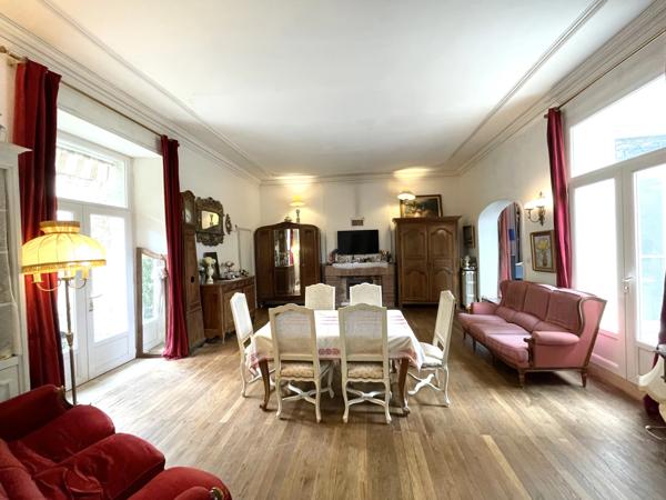 Une demeure prestigieuse offrant intimité et tranquillité derrière des portails privées
