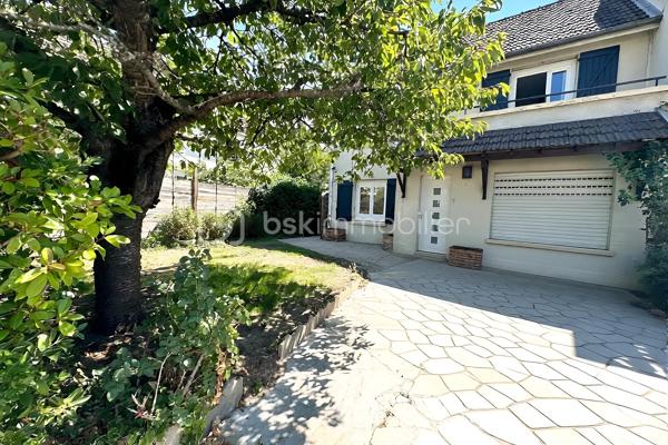 À proximité des commerces, des écoles et des transports, découvrez cette maison familiale de 117 m² au sol, implantée sur une parcelle d'environ 210 m².
Lumineuse grâce à sa double exposition Est/Ouest, la maison offre un séjour d'environ 25 m² ouvert sur le jardin, une cuisine ainsi qu'un garage de 17 m² aménagé en buanderie. Une cave à vin enterrée complète ce niveau.
Le premier étage dessert trois chambres dont une avec balcon, une salle de bains et un WC séparé. Vous trouverez 2 chambres supplémentaires dans les combles aménagées.
Un véhicule peut être stationné devant le garage.

Confortable au quotidien, la maison bénéficie d'équipements performants avec une pompe à chaleur air/eau, et un chauffe-eau thermodynamique.

Situation idéale pour une famille : collège Marcel Pagnol à 200 m, lycée Edmond Rostand à 550 m, écoles accessibles à pied et commerces à proximité immédiate. Les gares de Saint-Ouen-l'Aumône Église (ligne J) et de Saint-Ouen-l'Aumône (lignes C et H) sont accessibles en moins de 15 minutes à pied.
DPE D / GES B. Une maison familiale offrant cinq chambres, de beaux espaces complémentaires et des équipements énergétiques récents.
