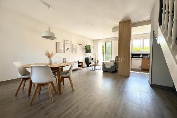 À proximité des commerces, des écoles et des transports, découvrez cette maison familiale de 117 m² au sol, implantée sur une parcelle d'environ 210 m².
Lumineuse grâce à sa double exposition Est/Ouest, la maison offre un séjour d'environ 25 m² ouvert sur le jardin, une cuisine ainsi qu'un garage de 17 m² aménagé en buanderie. Une cave à vin enterrée complète ce niveau.
Le premier étage dessert trois chambres dont une avec balcon, une salle de bains et un WC séparé. Vous trouverez 2 chambres supplémentaires dans les combles aménagées.
Un véhicule peut être stationné devant le garage.

Confortable au quotidien, la maison bénéficie d'équipements performants avec une pompe à chaleur air/eau, et un chauffe-eau thermodynamique.

Situation idéale pour une famille : collège Marcel Pagnol à 200 m, lycée Edmond Rostand à 550 m, écoles accessibles à pied et commerces à proximité immédiate. Les gares de Saint-Ouen-l'Aumône Église (ligne J) et de Saint-Ouen-l'Aumône (lignes C et H) sont accessibles en moins de 15 minutes à pied.
DPE D / GES B. Une maison familiale offrant cinq chambres, de beaux espaces complémentaires et des équipements énergétiques récents.