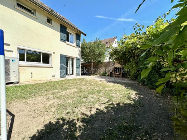 À proximité des commerces, des écoles et des transports, découvrez cette maison familiale de 117 m² au sol, implantée sur une parcelle d'environ 210 m².
Lumineuse grâce à sa double exposition Est/Ouest, la maison offre un séjour d'environ 25 m² ouvert sur le jardin, une cuisine ainsi qu'un garage de 17 m² aménagé en buanderie. Une cave à vin enterrée complète ce niveau.
Le premier étage dessert trois chambres dont une avec balcon, une salle de bains et un WC séparé. Vous trouverez 2 chambres supplémentaires dans les combles aménagées.
Un véhicule peut être stationné devant le garage.

Confortable au quotidien, la maison bénéficie d'équipements performants avec une pompe à chaleur air/eau, et un chauffe-eau thermodynamique.

Situation idéale pour une famille : collège Marcel Pagnol à 200 m, lycée Edmond Rostand à 550 m, écoles accessibles à pied et commerces à proximité immédiate. Les gares de Saint-Ouen-l'Aumône Église (ligne J) et de Saint-Ouen-l'Aumône (lignes C et H) sont accessibles en moins de 15 minutes à pied.
DPE D / GES B. Une maison familiale offrant cinq chambres, de beaux espaces complémentaires et des équipements énergétiques récents.
