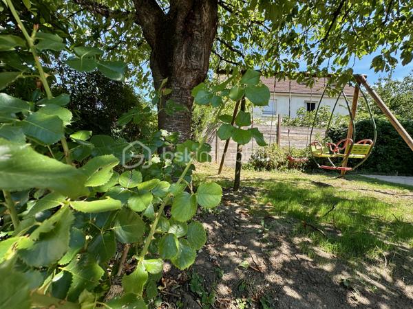 À proximité des commerces, des écoles et des transports, découvrez cette maison familiale de 117 m² au sol, implantée sur une parcelle d'environ 210 m².
Lumineuse grâce à sa double exposition Est/Ouest, la maison offre un séjour d'environ 25 m² ouvert sur le jardin, une cuisine ainsi qu'un garage de 17 m² aménagé en buanderie. Une cave à vin enterrée complète ce niveau.
Le premier étage dessert trois chambres dont une avec balcon, une salle de bains et un WC séparé. Vous trouverez 2 chambres supplémentaires dans les combles aménagées.
Un véhicule peut être stationné devant le garage.

Confortable au quotidien, la maison bénéficie d'équipements performants avec une pompe à chaleur air/eau, et un chauffe-eau thermodynamique.

Situation idéale pour une famille : collège Marcel Pagnol à 200 m, lycée Edmond Rostand à 550 m, écoles accessibles à pied et commerces à proximité immédiate. Les gares de Saint-Ouen-l'Aumône Église (ligne J) et de Saint-Ouen-l'Aumône (lignes C et H) sont accessibles en moins de 15 minutes à pied.
DPE D / GES B. Une maison familiale offrant cinq chambres, de beaux espaces complémentaires et des équipements énergétiques récents.