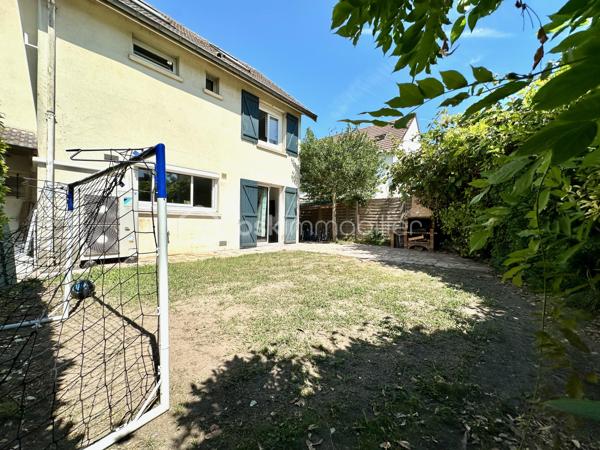 À proximité des commerces, des écoles et des transports, découvrez cette maison familiale de 117 m² au sol, implantée sur une parcelle d'environ 210 m².
Lumineuse grâce à sa double exposition Est/Ouest, la maison offre un séjour d'environ 25 m² ouvert sur le jardin, une cuisine ainsi qu'un garage de 17 m² aménagé en buanderie. Une cave à vin enterrée complète ce niveau.
Le premier étage dessert trois chambres dont une avec balcon, une salle de bains et un WC séparé. Vous trouverez 2 chambres supplémentaires dans les combles aménagées.
Un véhicule peut être stationné devant le garage.

Confortable au quotidien, la maison bénéficie d'équipements performants avec une pompe à chaleur air/eau, et un chauffe-eau thermodynamique.

Situation idéale pour une famille : collège Marcel Pagnol à 200 m, lycée Edmond Rostand à 550 m, écoles accessibles à pied et commerces à proximité immédiate. Les gares de Saint-Ouen-l'Aumône Église (ligne J) et de Saint-Ouen-l'Aumône (lignes C et H) sont accessibles en moins de 15 minutes à pied.
DPE D / GES B. Une maison familiale offrant cinq chambres, de beaux espaces complémentaires et des équipements énergétiques récents.