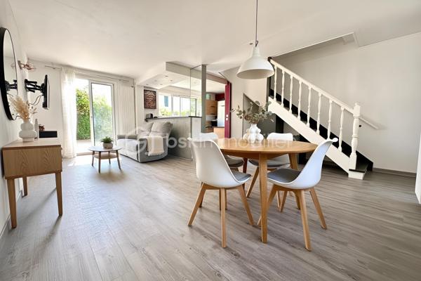 À proximité des commerces, des écoles et des transports, découvrez cette maison familiale de 117 m² au sol, implantée sur une parcelle d'environ 210 m².
Lumineuse grâce à sa double exposition Est/Ouest, la maison offre un séjour d'environ 25 m² ouvert sur le jardin, une cuisine ainsi qu'un garage de 17 m² aménagé en buanderie. Une cave à vin enterrée complète ce niveau.
Le premier étage dessert trois chambres dont une avec balcon, une salle de bains et un WC séparé. Vous trouverez 2 chambres supplémentaires dans les combles aménagées.
Un véhicule peut être stationné devant le garage.

Confortable au quotidien, la maison bénéficie d'équipements performants avec une pompe à chaleur air/eau, et un chauffe-eau thermodynamique.

Situation idéale pour une famille : collège Marcel Pagnol à 200 m, lycée Edmond Rostand à 550 m, écoles accessibles à pied et commerces à proximité immédiate. Les gares de Saint-Ouen-l'Aumône Église (ligne J) et de Saint-Ouen-l'Aumône (lignes C et H) sont accessibles en moins de 15 minutes à pied.
DPE D / GES B. Une maison familiale offrant cinq chambres, de beaux espaces complémentaires et des équipements énergétiques récents.