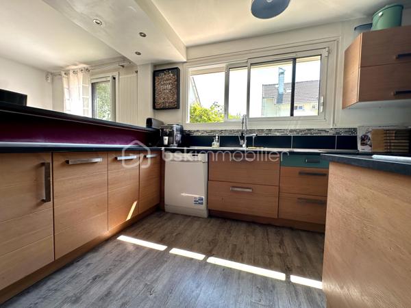 À proximité des commerces, des écoles et des transports, découvrez cette maison familiale de 117 m² au sol, implantée sur une parcelle d'environ 210 m².
Lumineuse grâce à sa double exposition Est/Ouest, la maison offre un séjour d'environ 25 m² ouvert sur le jardin, une cuisine ainsi qu'un garage de 17 m² aménagé en buanderie. Une cave à vin enterrée complète ce niveau.
Le premier étage dessert trois chambres dont une avec balcon, une salle de bains et un WC séparé. Vous trouverez 2 chambres supplémentaires dans les combles aménagées.
Un véhicule peut être stationné devant le garage.

Confortable au quotidien, la maison bénéficie d'équipements performants avec une pompe à chaleur air/eau, et un chauffe-eau thermodynamique.

Situation idéale pour une famille : collège Marcel Pagnol à 200 m, lycée Edmond Rostand à 550 m, écoles accessibles à pied et commerces à proximité immédiate. Les gares de Saint-Ouen-l'Aumône Église (ligne J) et de Saint-Ouen-l'Aumône (lignes C et H) sont accessibles en moins de 15 minutes à pied.
DPE D / GES B. Une maison familiale offrant cinq chambres, de beaux espaces complémentaires et des équipements énergétiques récents.