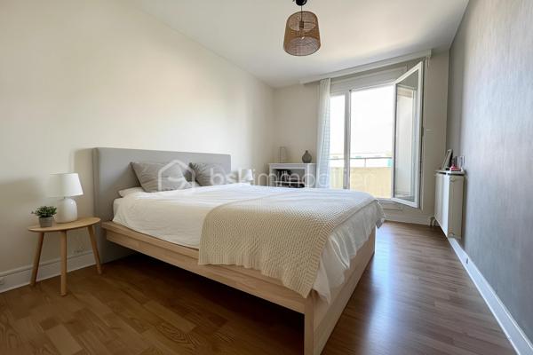 À proximité des commerces, des écoles et des transports, découvrez cette maison familiale de 117 m² au sol, implantée sur une parcelle d'environ 210 m².
Lumineuse grâce à sa double exposition Est/Ouest, la maison offre un séjour d'environ 25 m² ouvert sur le jardin, une cuisine ainsi qu'un garage de 17 m² aménagé en buanderie. Une cave à vin enterrée complète ce niveau.
Le premier étage dessert trois chambres dont une avec balcon, une salle de bains et un WC séparé. Vous trouverez 2 chambres supplémentaires dans les combles aménagées.
Un véhicule peut être stationné devant le garage.

Confortable au quotidien, la maison bénéficie d'équipements performants avec une pompe à chaleur air/eau, et un chauffe-eau thermodynamique.

Situation idéale pour une famille : collège Marcel Pagnol à 200 m, lycée Edmond Rostand à 550 m, écoles accessibles à pied et commerces à proximité immédiate. Les gares de Saint-Ouen-l'Aumône Église (ligne J) et de Saint-Ouen-l'Aumône (lignes C et H) sont accessibles en moins de 15 minutes à pied.
DPE D / GES B. Une maison familiale offrant cinq chambres, de beaux espaces complémentaires et des équipements énergétiques récents.