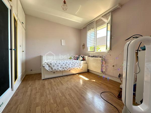 À proximité des commerces, des écoles et des transports, découvrez cette maison familiale de 117 m² au sol, implantée sur une parcelle d'environ 210 m².
Lumineuse grâce à sa double exposition Est/Ouest, la maison offre un séjour d'environ 25 m² ouvert sur le jardin, une cuisine ainsi qu'un garage de 17 m² aménagé en buanderie. Une cave à vin enterrée complète ce niveau.
Le premier étage dessert trois chambres dont une avec balcon, une salle de bains et un WC séparé. Vous trouverez 2 chambres supplémentaires dans les combles aménagées.
Un véhicule peut être stationné devant le garage.

Confortable au quotidien, la maison bénéficie d'équipements performants avec une pompe à chaleur air/eau, et un chauffe-eau thermodynamique.

Situation idéale pour une famille : collège Marcel Pagnol à 200 m, lycée Edmond Rostand à 550 m, écoles accessibles à pied et commerces à proximité immédiate. Les gares de Saint-Ouen-l'Aumône Église (ligne J) et de Saint-Ouen-l'Aumône (lignes C et H) sont accessibles en moins de 15 minutes à pied.
DPE D / GES B. Une maison familiale offrant cinq chambres, de beaux espaces complémentaires et des équipements énergétiques récents.