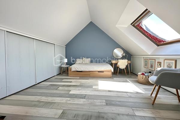 À proximité des commerces, des écoles et des transports, découvrez cette maison familiale de 117 m² au sol, implantée sur une parcelle d'environ 210 m².
Lumineuse grâce à sa double exposition Est/Ouest, la maison offre un séjour d'environ 25 m² ouvert sur le jardin, une cuisine ainsi qu'un garage de 17 m² aménagé en buanderie. Une cave à vin enterrée complète ce niveau.
Le premier étage dessert trois chambres dont une avec balcon, une salle de bains et un WC séparé. Vous trouverez 2 chambres supplémentaires dans les combles aménagées.
Un véhicule peut être stationné devant le garage.

Confortable au quotidien, la maison bénéficie d'équipements performants avec une pompe à chaleur air/eau, et un chauffe-eau thermodynamique.

Situation idéale pour une famille : collège Marcel Pagnol à 200 m, lycée Edmond Rostand à 550 m, écoles accessibles à pied et commerces à proximité immédiate. Les gares de Saint-Ouen-l'Aumône Église (ligne J) et de Saint-Ouen-l'Aumône (lignes C et H) sont accessibles en moins de 15 minutes à pied.
DPE D / GES B. Une maison familiale offrant cinq chambres, de beaux espaces complémentaires et des équipements énergétiques récents.