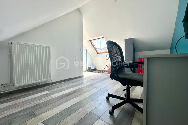 À proximité des commerces, des écoles et des transports, découvrez cette maison familiale de 117 m² au sol, implantée sur une parcelle d'environ 210 m².
Lumineuse grâce à sa double exposition Est/Ouest, la maison offre un séjour d'environ 25 m² ouvert sur le jardin, une cuisine ainsi qu'un garage de 17 m² aménagé en buanderie. Une cave à vin enterrée complète ce niveau.
Le premier étage dessert trois chambres dont une avec balcon, une salle de bains et un WC séparé. Vous trouverez 2 chambres supplémentaires dans les combles aménagées.
Un véhicule peut être stationné devant le garage.

Confortable au quotidien, la maison bénéficie d'équipements performants avec une pompe à chaleur air/eau, et un chauffe-eau thermodynamique.

Situation idéale pour une famille : collège Marcel Pagnol à 200 m, lycée Edmond Rostand à 550 m, écoles accessibles à pied et commerces à proximité immédiate. Les gares de Saint-Ouen-l'Aumône Église (ligne J) et de Saint-Ouen-l'Aumône (lignes C et H) sont accessibles en moins de 15 minutes à pied.
DPE D / GES B. Une maison familiale offrant cinq chambres, de beaux espaces complémentaires et des équipements énergétiques récents.