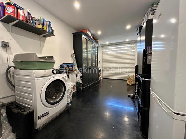 À proximité des commerces, des écoles et des transports, découvrez cette maison familiale de 117 m² au sol, implantée sur une parcelle d'environ 210 m².
Lumineuse grâce à sa double exposition Est/Ouest, la maison offre un séjour d'environ 25 m² ouvert sur le jardin, une cuisine ainsi qu'un garage de 17 m² aménagé en buanderie. Une cave à vin enterrée complète ce niveau.
Le premier étage dessert trois chambres dont une avec balcon, une salle de bains et un WC séparé. Vous trouverez 2 chambres supplémentaires dans les combles aménagées.
Un véhicule peut être stationné devant le garage.

Confortable au quotidien, la maison bénéficie d'équipements performants avec une pompe à chaleur air/eau, et un chauffe-eau thermodynamique.

Situation idéale pour une famille : collège Marcel Pagnol à 200 m, lycée Edmond Rostand à 550 m, écoles accessibles à pied et commerces à proximité immédiate. Les gares de Saint-Ouen-l'Aumône Église (ligne J) et de Saint-Ouen-l'Aumône (lignes C et H) sont accessibles en moins de 15 minutes à pied.
DPE D / GES B. Une maison familiale offrant cinq chambres, de beaux espaces complémentaires et des équipements énergétiques récents.