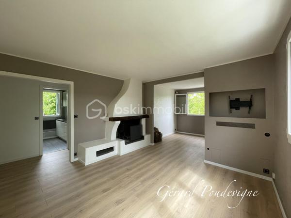 Situé dans le charmant centre-ville de Le Port-Marly entre Bougival et St Germain en Laye, cet appartement vous offre une alliance entre quiétude des bords de Seine ⛵️et proximité des commodités et du marché. 
Découvrez une ambiance paisible tout en profitant d'une vue dégagée sans vis-à-vis, dans une résidence intimiste et 🔐 sécurisée. 
Doté de 4 pièces, dont 2 chambres (3 possibles) , cet appartement lumineux, orienté  Sud-Est, vous séduira par son agencement optimal et ses belles finitions avec du double vitrage et une triple exposition.
Intérieur accueillant avec un séjour spacieux doté d'une cheminée, 
- une cuisine moderne équipée et intégrée (lave vaisselle, réfrigérateur, congélateur, four traditionnel, four micro-onde, plaque induction 3 feux, hotte aspirante), 
- cellier à l’arrière pouvant accueillir lave linge et sèche linge, 
- une salle de bain avec fenêtre,
-  WC séparés.

📌À seulement quelques pas des lignes 
de bus 259 et EX 1, 6281 (lycée International) et 
proche du RER A Saint Germain en Laye, vous êtes au centre d'un réseau de transports pratique tout en profitant de la proximité des écoles et collège ainsi que du supermarché. 
Complexe sportif « Les Pyramides » accessible à pied. 
Accès direct de la résidence au chemin de halage pour vos promenades en vélo 🚲 ou au collège en toute sécurité. 
🚗 Stationnement libre dans la résidence sécurisée.