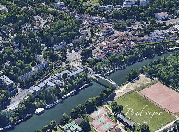 Situé dans le charmant centre-ville de Le Port-Marly entre Bougival et St Germain en Laye, cet appartement vous offre une alliance entre quiétude des bords de Seine ⛵️et proximité des commodités et du marché. 
Découvrez une ambiance paisible tout en profitant d'une vue dégagée sans vis-à-vis, dans une résidence intimiste et 🔐 sécurisée. 
Doté de 4 pièces, dont 2 chambres (3 possibles) , cet appartement lumineux, orienté  Sud-Est, vous séduira par son agencement optimal et ses belles finitions avec du double vitrage et une triple exposition.
Intérieur accueillant avec un séjour spacieux doté d'une cheminée, 
- une cuisine moderne équipée et intégrée (lave vaisselle, réfrigérateur, congélateur, four traditionnel, four micro-onde, plaque induction 3 feux, hotte aspirante), 
- cellier à l’arrière pouvant accueillir lave linge et sèche linge, 
- une salle de bain avec fenêtre,
-  WC séparés.

📌À seulement quelques pas des lignes 
de bus 259 et EX 1, 6281 (lycée International) et 
proche du RER A Saint Germain en Laye, vous êtes au centre d'un réseau de transports pratique tout en profitant de la proximité des écoles et collège ainsi que du supermarché. 
Complexe sportif « Les Pyramides » accessible à pied. 
Accès direct de la résidence au chemin de halage pour vos promenades en vélo 🚲 ou au collège en toute sécurité. 
🚗 Stationnement libre dans la résidence sécurisée.