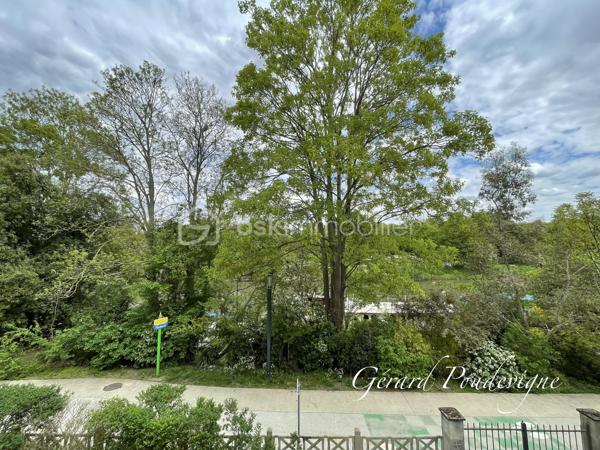 Situé dans le charmant centre-ville de Le Port-Marly entre Bougival et St Germain en Laye, cet appartement vous offre une alliance entre quiétude des bords de Seine ⛵️et proximité des commodités et du marché. 
Découvrez une ambiance paisible tout en profitant d'une vue dégagée sans vis-à-vis, dans une résidence intimiste et 🔐 sécurisée. 
Doté de 4 pièces, dont 2 chambres (3 possibles) , cet appartement lumineux, orienté  Sud-Est, vous séduira par son agencement optimal et ses belles finitions avec du double vitrage et une triple exposition.
Intérieur accueillant avec un séjour spacieux doté d'une cheminée, 
- une cuisine moderne équipée et intégrée (lave vaisselle, réfrigérateur, congélateur, four traditionnel, four micro-onde, plaque induction 3 feux, hotte aspirante), 
- cellier à l’arrière pouvant accueillir lave linge et sèche linge, 
- une salle de bain avec fenêtre,
-  WC séparés.

📌À seulement quelques pas des lignes 
de bus 259 et EX 1, 6281 (lycée International) et 
proche du RER A Saint Germain en Laye, vous êtes au centre d'un réseau de transports pratique tout en profitant de la proximité des écoles et collège ainsi que du supermarché. 
Complexe sportif « Les Pyramides » accessible à pied. 
Accès direct de la résidence au chemin de halage pour vos promenades en vélo 🚲 ou au collège en toute sécurité. 
🚗 Stationnement libre dans la résidence sécurisée.